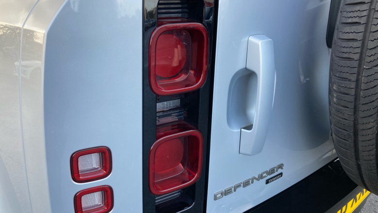 Land Rover Defender 3.0 D300 X-Dynamic HSE 110 5dr Auto Diesel Estate